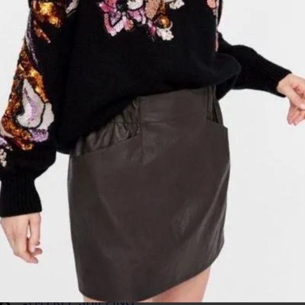 ZARA
FAUX
LEATHER MINI SKIRT WITH POCKETS